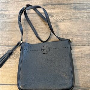 Tory Burch black crossbody. Good condition. No rips or holes.